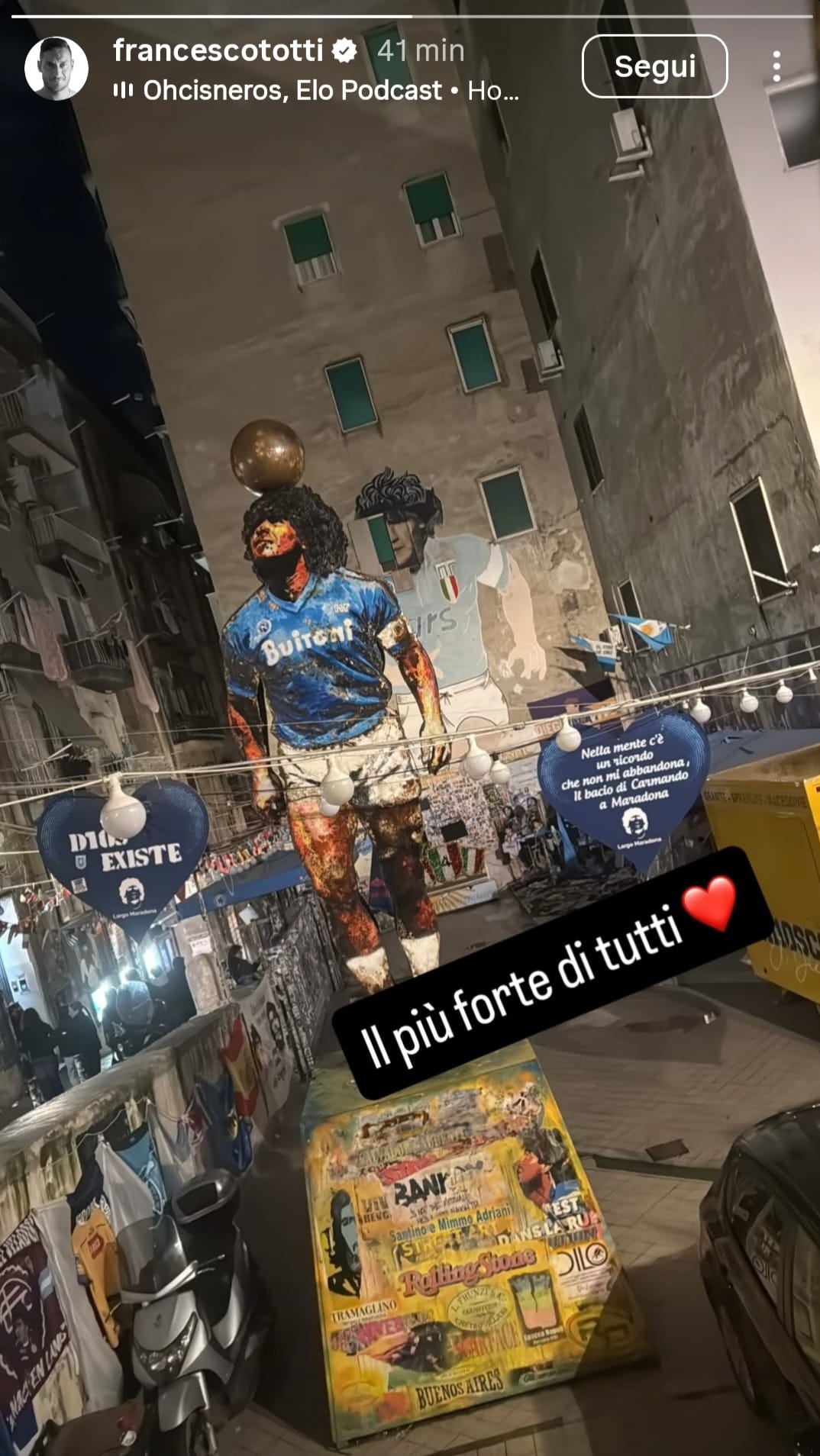 Totti al murale di Maradona